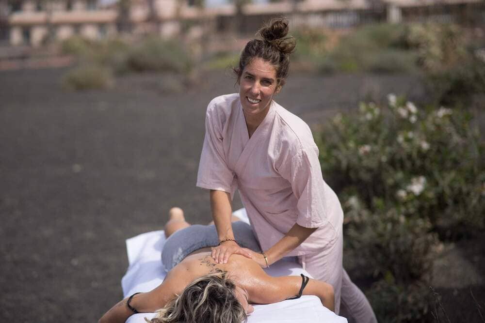 Fátima dando un masaje a un cliente